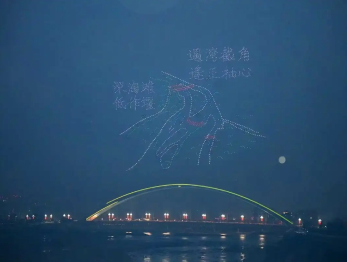 珍水萬(wàn)世·“橋”見(jiàn)幸福丨都江堰光影秀點(diǎn)亮新春佳節(jié)